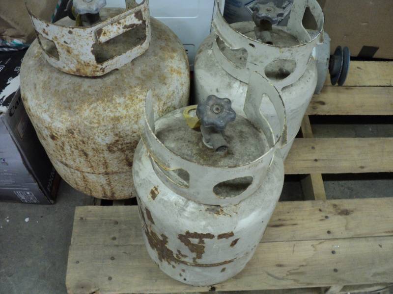 lot 264 image: 3 Tanks...