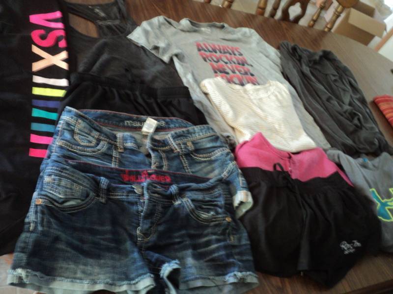 lot 275 image: Lot of Junior Girls Size M Clothing...