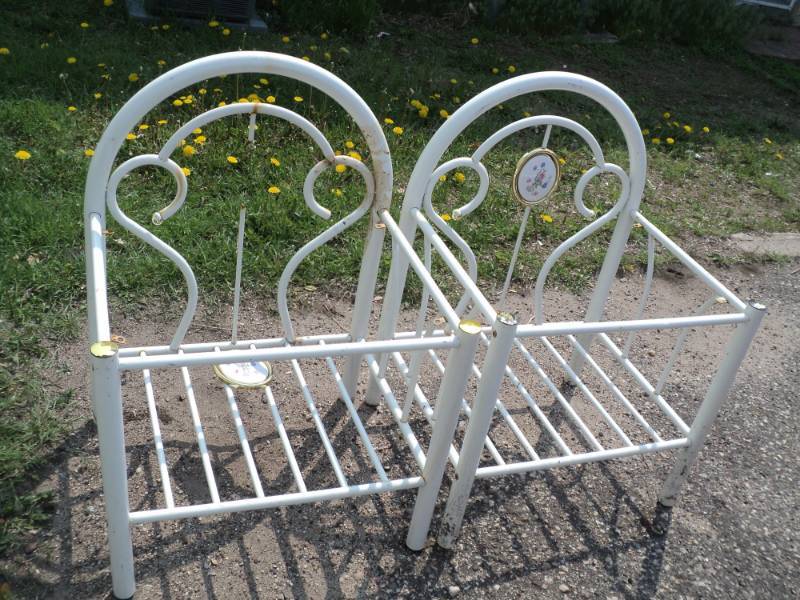 lot 281 image: 2 White Wire Stands would make gre...