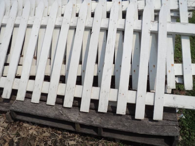lot 283 image: 3 White Picket Fences 5 ft long...