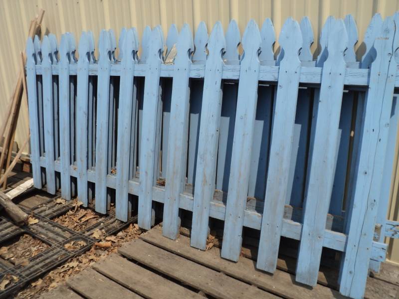 lot 284 image: 4 Blue Picket Fences 6 ft long...
