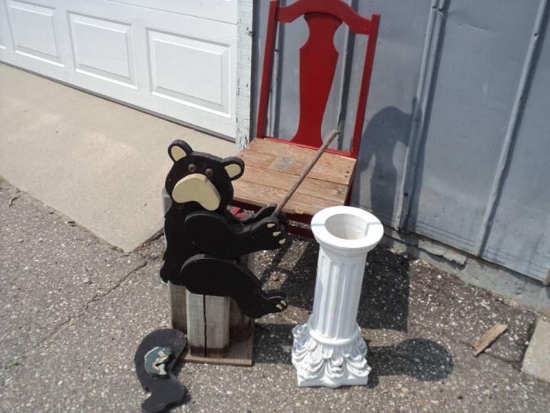 lot 289 image: Outdoor Dcor- bear need TLC...