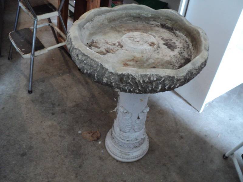 lot 292 image: Bird Bath...
