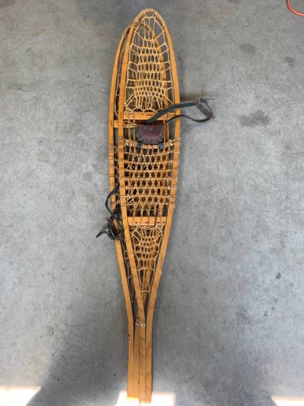 lot 10 image: Vintage Vermont Tubbs 10x56 Show Shoes (56 long)