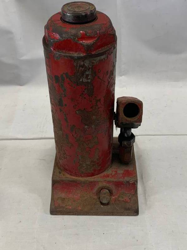 lot 22 image: Vintage Working Bottle Jack