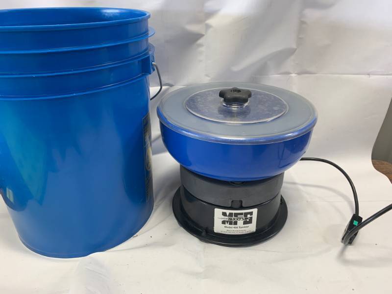 lot 24 image: Berrys Model 400 Reloading Tumbler w Bucket