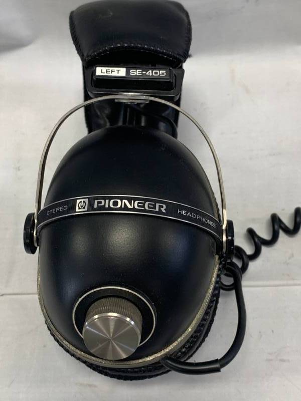 lot 28 image: Pioneer Headphones SE-405