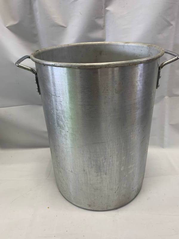 lot 35 image: 16 Tall Aluminum Pot