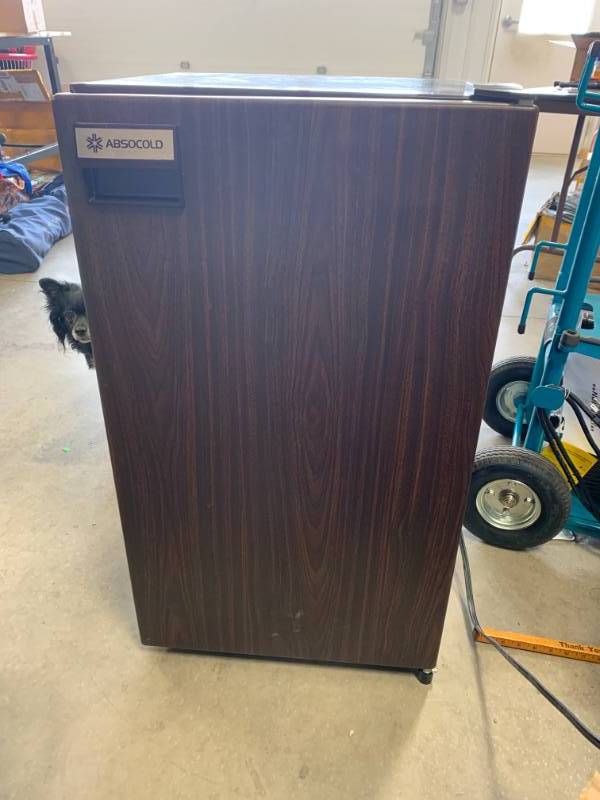 lot 47 image: Absocold Dorm Apartment Refrigerator 33 Tall