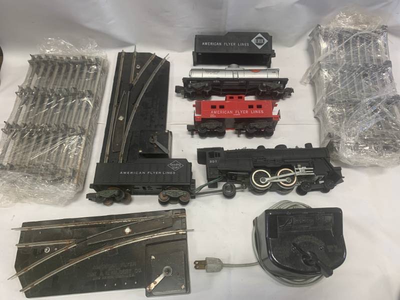 lot 80 image: American Flyer Train Set & Track