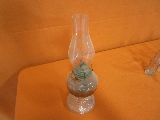 lot 21 image: Vintage Kerosene Lantern