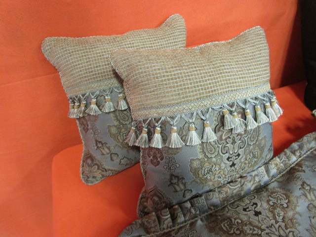 lot 24 image: King Size Comforter & Pillows