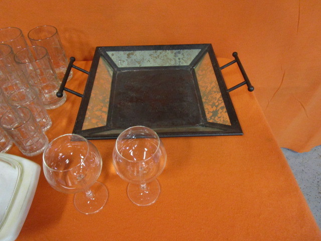 lot 42 image: Decor & Glasses