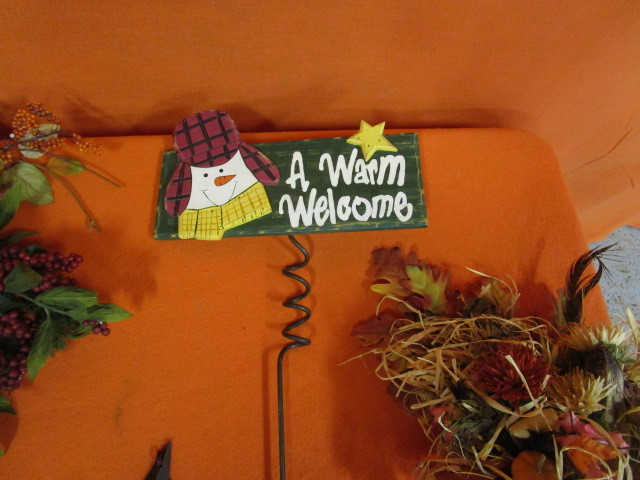 lot 48 image: Holiday Decor