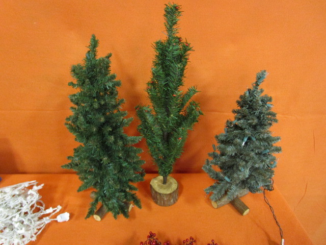 lot 49 image: Holiday Decor & Lights