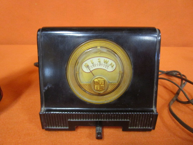 lot 77 image: Vintage Radio & Kerosene Lamp
