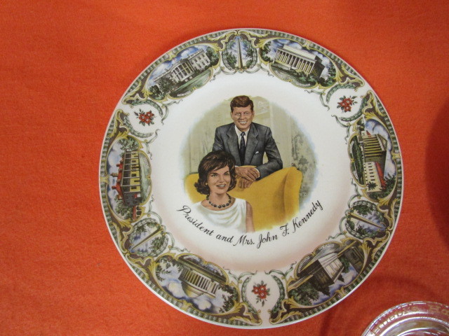 lot 80 image: Vintage JFK & Mount Rushmore Plates, Ashtray