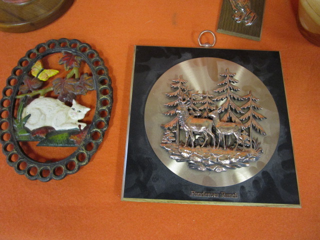lot 85 image: Misc. Decor
