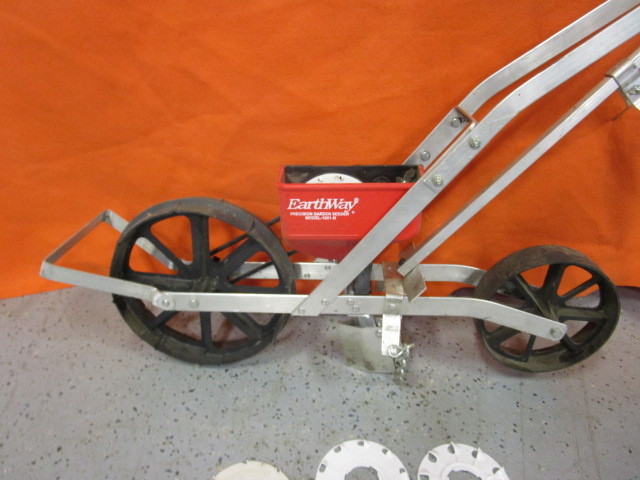 lot 8 image: Garden Planter (Near New)