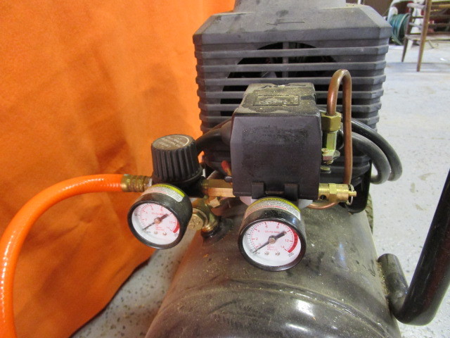 lot 13 image: Air Compressor & Hose