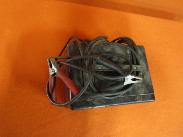 lot 14 image: 6-12v Battery ChargerBooster