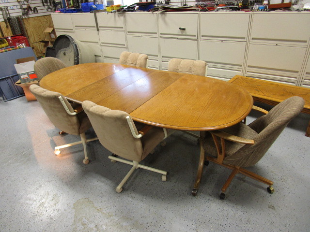 lot 3 image: Dining Room Table & 6 Chairs