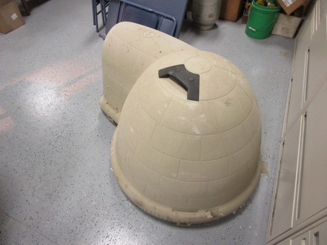 lot 4 image: Igloo Dog House