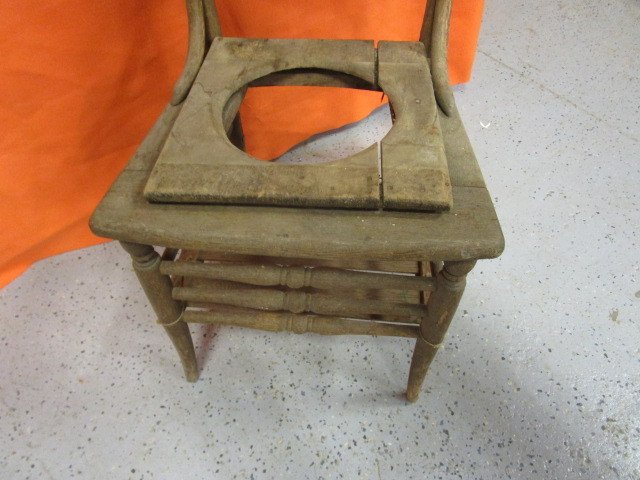 lot 33 image: Vintage Bathroom Chair