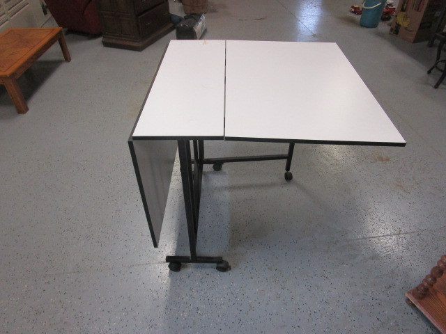 lot 116 image: Craft Table 5 x 3