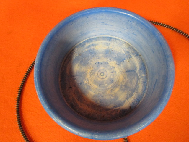 lot 134 image: Heated Pet Dish