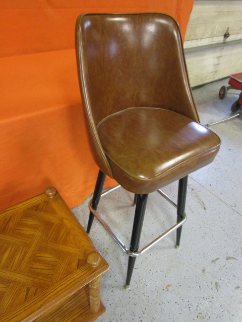 lot 137 image: Bar Stool & End Table