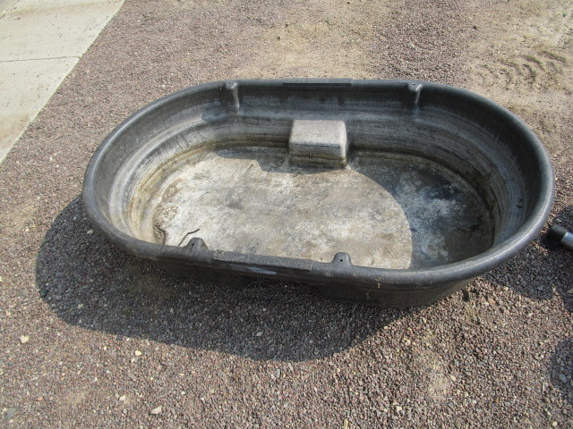 lot 143 image: Rubbermaid Pond Tank & Exerciser