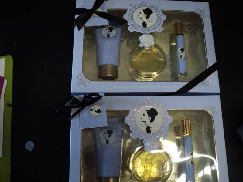 lot 44 image: 2 Arianna Grande Bonita Fragrance G...