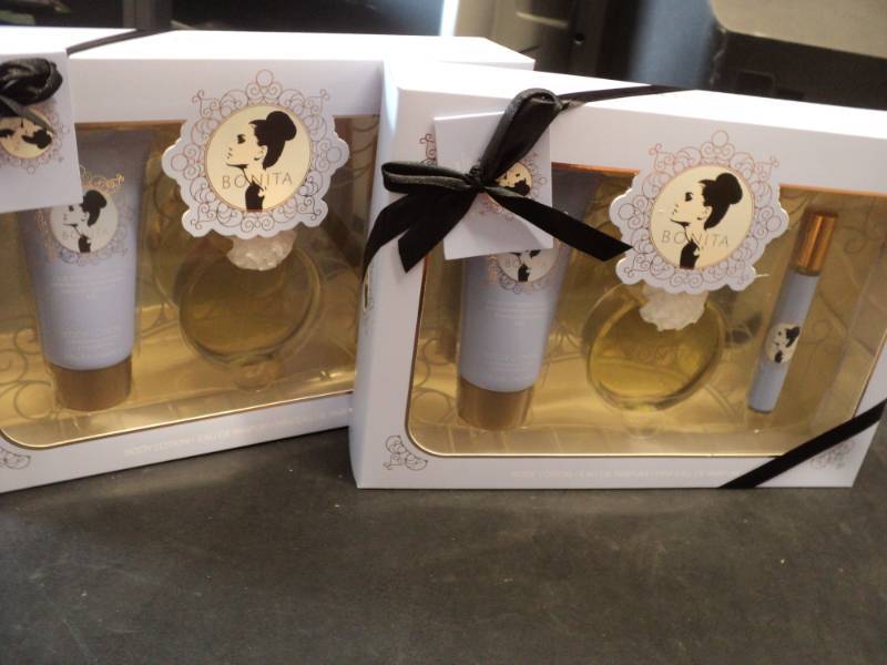 lot 45 image: 2 Arianna Grande Bonita Fragrance G...
