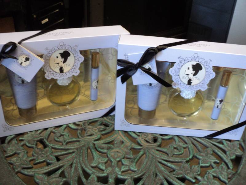 lot 83 image: 2 Arianna Grande Bonita Fragrance G...