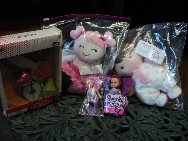 lot 108 image: Dolls and Food Playset...