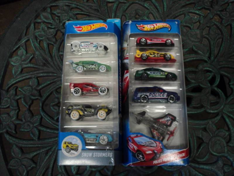 lot 114 image: 2 - 5 packs of Hot Wheels...