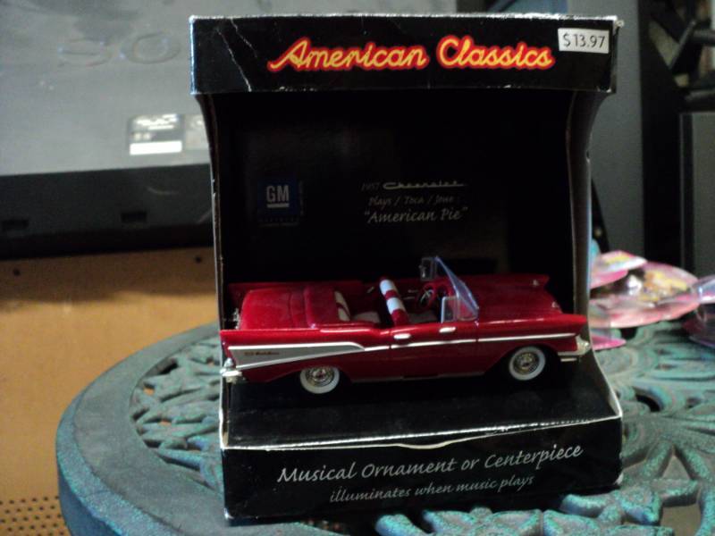 lot 120 image: American Classics Musical Ornament ...