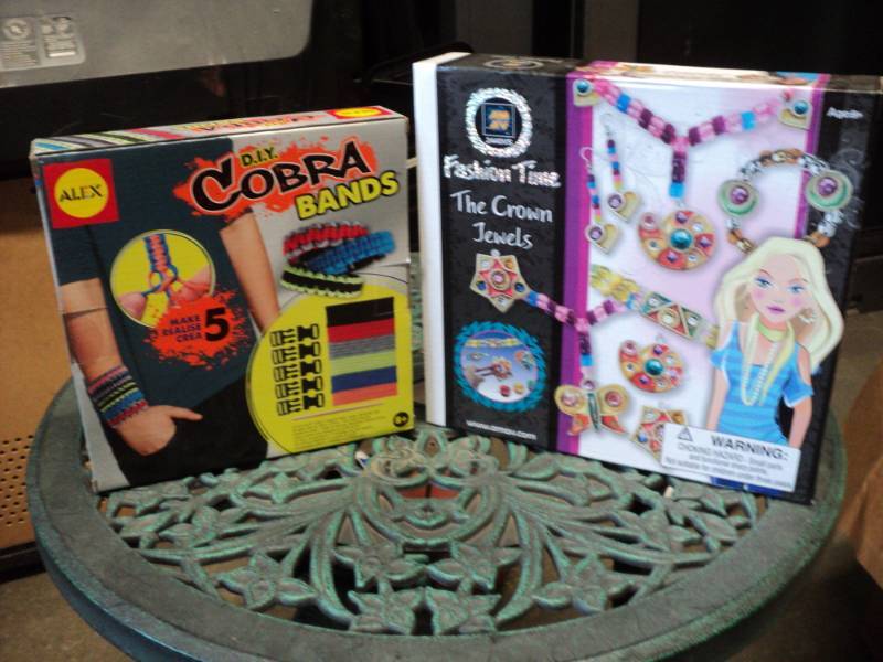 lot 124 image: DIY Cobra Bands and Fashion Time  ...
