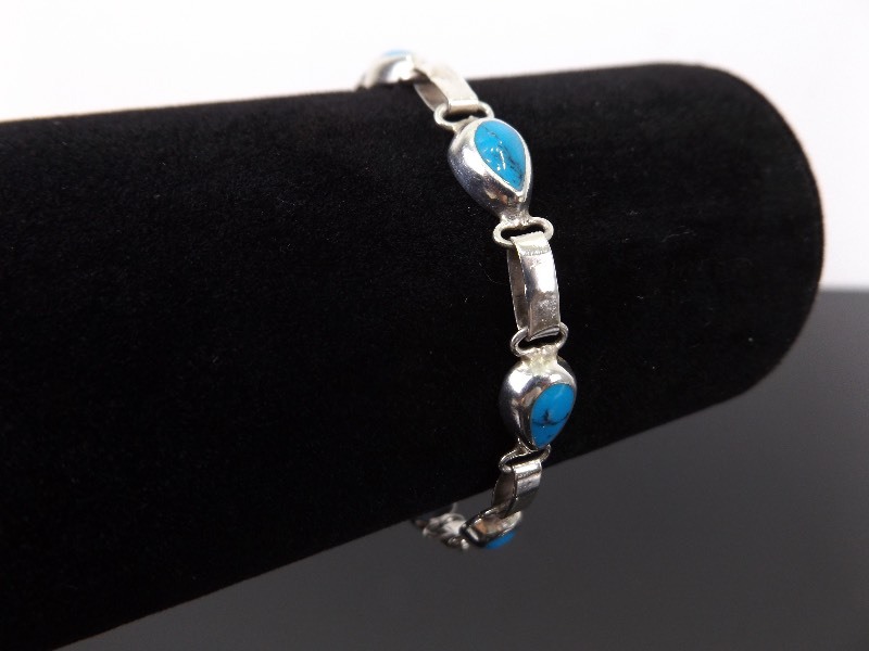 lot 31 image: .925 Sterling Silver Inlayed Howlite Bracelet