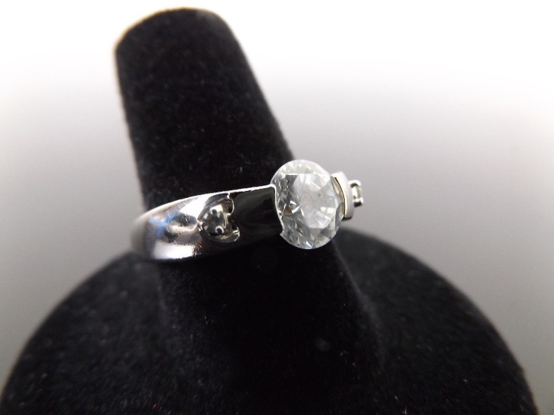lot 67 image: .925 Sterling Silver Crystal Ring Size 8