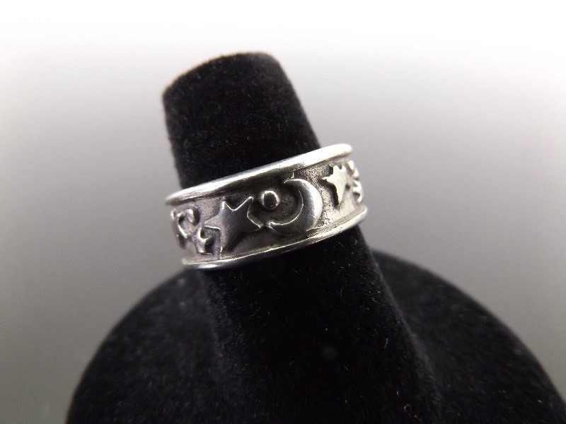lot 73 image: .925 Sterling Silver Moon and Stars Ring Size 6