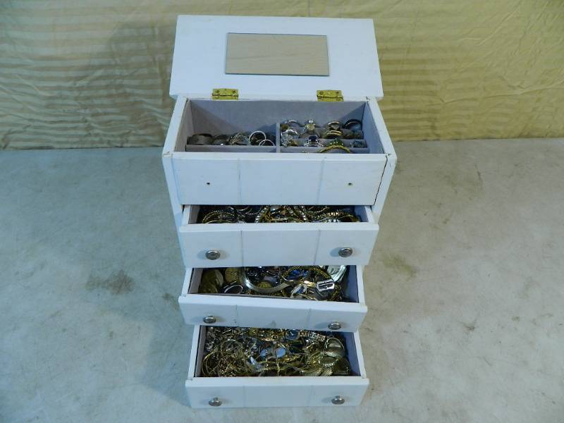 lot 13 image: Jewelry Box Full of Jewelry