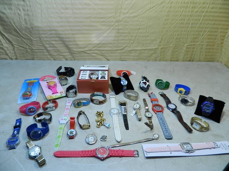 lot 16 image: Large Assortment of Watches