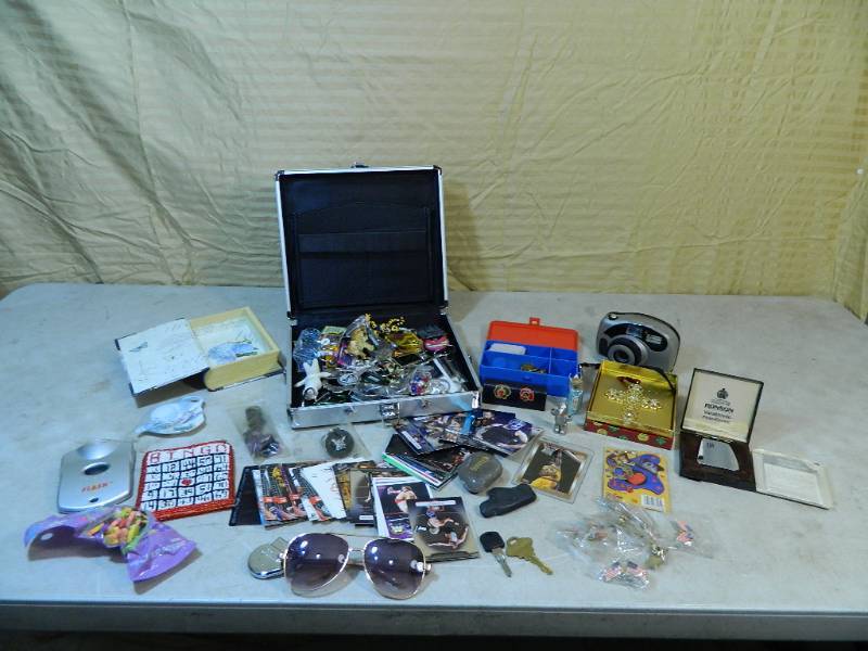 lot 18 image: Assorted Collectibles