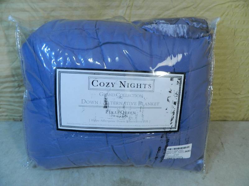 lot 32 image: FullQueen Down Alternative Blanket