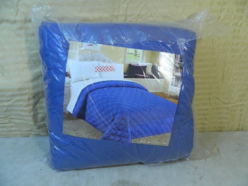 lot 41 image: New King Sized Quilt