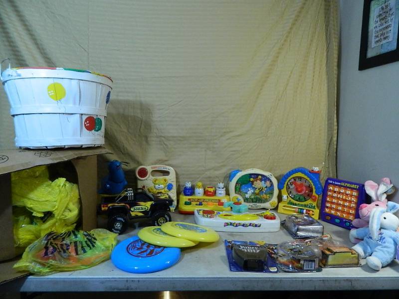 lot 64 image: Kids Toys