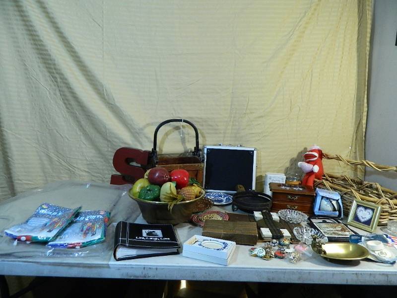 lot 73 image: Household Items