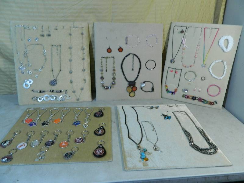 lot 82 image: Assorted Jewelry and Keychains